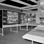 858595 Afbeelding van de tentoonstelling ter gelegenheid van de opening van het nieuwe N.S.-station Beverwijk.